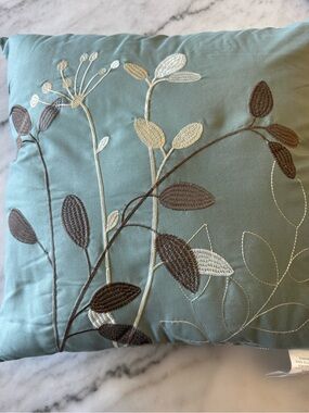 BNWT- Pillow 18x18